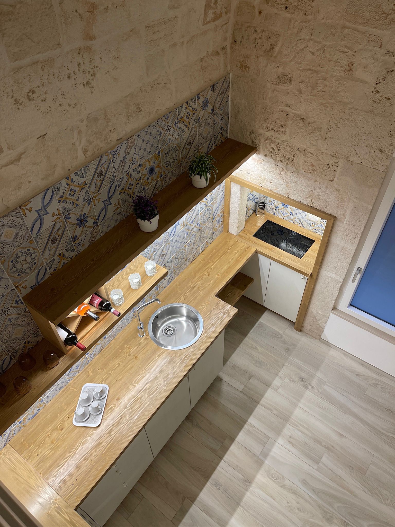 La cucina attrezzata vista dall'alto