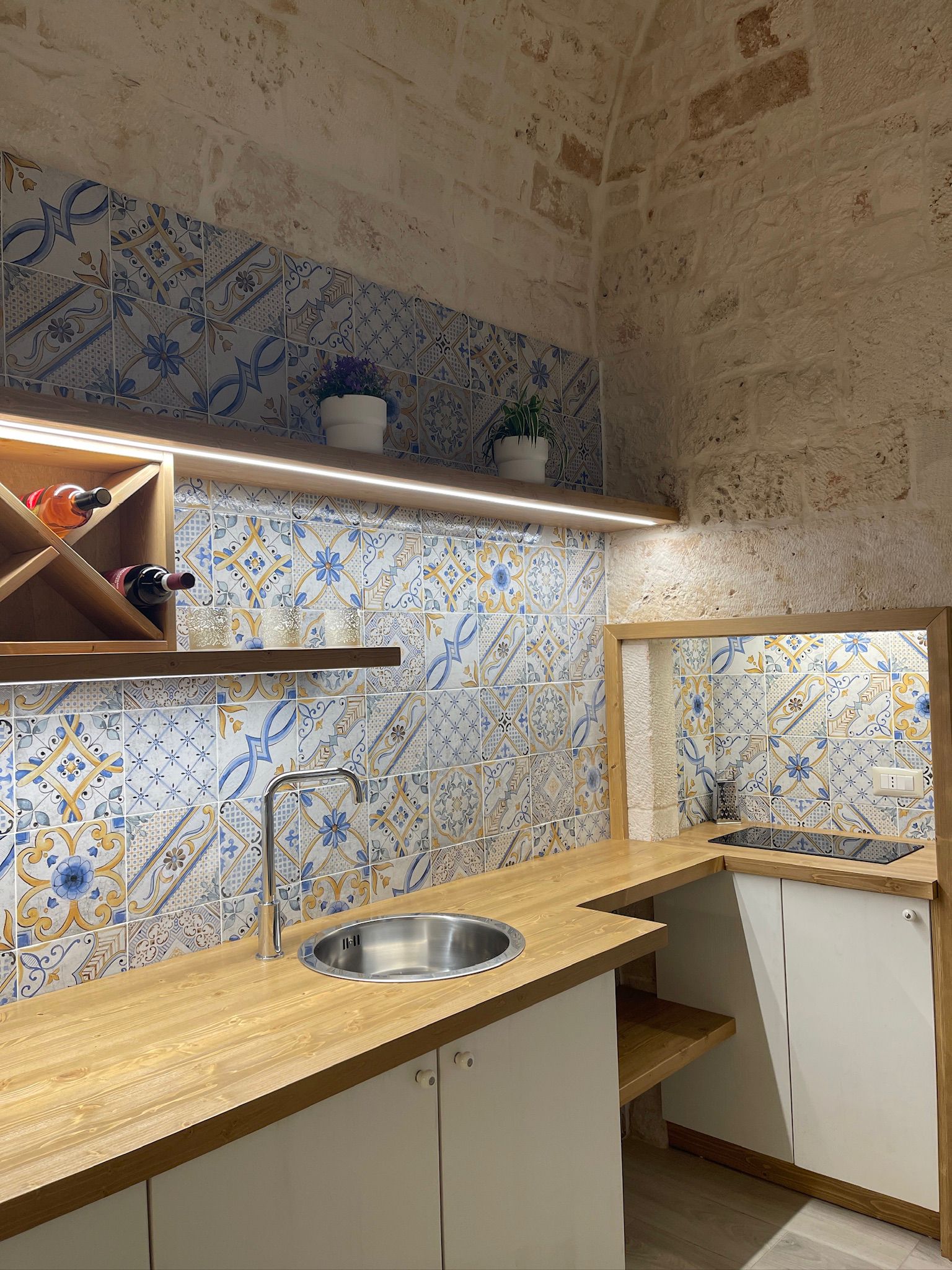 La cucina con le maioliche pugliesi dipinte a mano